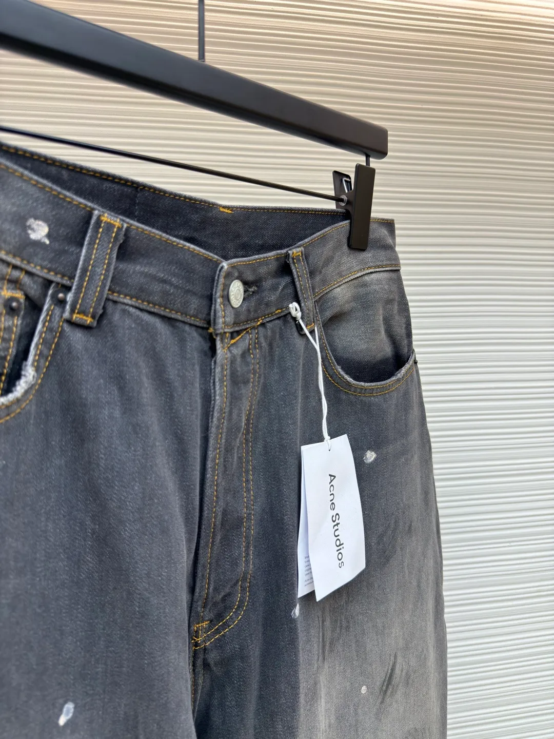 Acne Studios washed wide-leg jeans with splashes of ink ●Authentic product: Purchased and developed by 5159 ●Item number: 1680582-A85 ●Fabric: denim fabric ●Technology: Painting process ●Version: fitted version ●Weight: about 850 grams ●Size: 42-44-46-48-50-52 ●Description: Made of denim fabric imported from Japan, which is characterized by high density and thick yarn, so it has strong wear resistance and tensile strength It also has softness. With the passage of time and frequent wearing, denim fabric will gradually become softer. After special dyeing and finishing processes to fit the body, denim fabric also has good color fastness and washability. It can withstand multiple washings without fading easily. The hand-painted ink splash design takes up to 30 minutes to paint a finished product. The daily output is limited. The work process is very cumbersome. After painting, it is washed and aged. An important process to give the denim fabric a retro and aged effect. It shows the natural Uneven fading effect. Customized genuine leather label. Pink thread is used for marking the back pocket in details. The overall wiring is straight and delicate. The fabric is comfortable and soft. The color is consistent and no color difference. It can be matched with the same style to create a fashionable look and control various occasions. Customized accessories. Complete three labels. Same style for men and women!